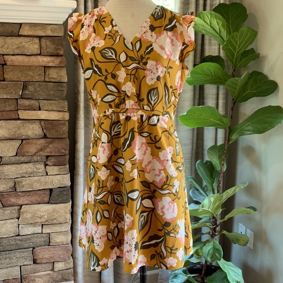 LOFT Dresses & Skirts - LOFT LP sleeveless floral dress.